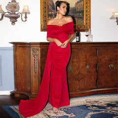 Elegante vestido de noche de satén rojo con escote pronunciado, manga corta, estampado largo y escote en V pronunciado.