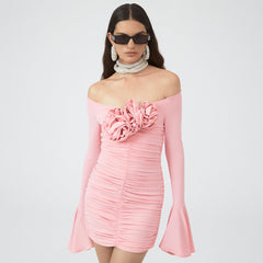 Vestido floral rosa con mangas acampanadas y top de tubo plisado.
