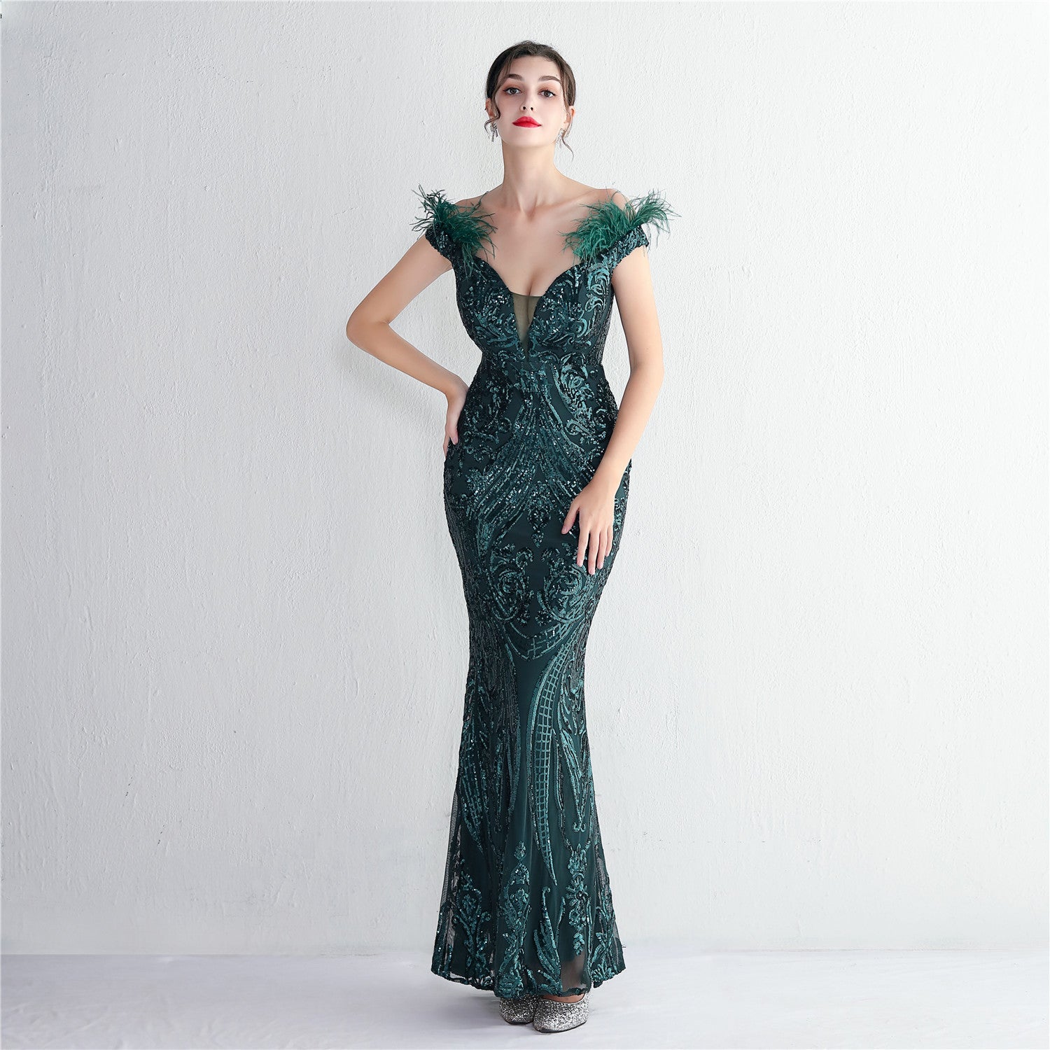 Vestido de noche ajustado de lana para cóctel, hecho a mano, con lentejuelas tridimensionales de alta densidad y fuerte posicionamiento floral.