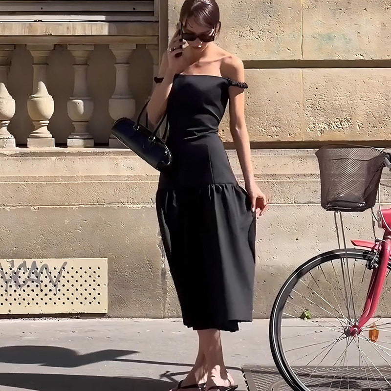 Vestido ajustado con cintura ceñida y top de tubo con hombros descubiertos en color liso