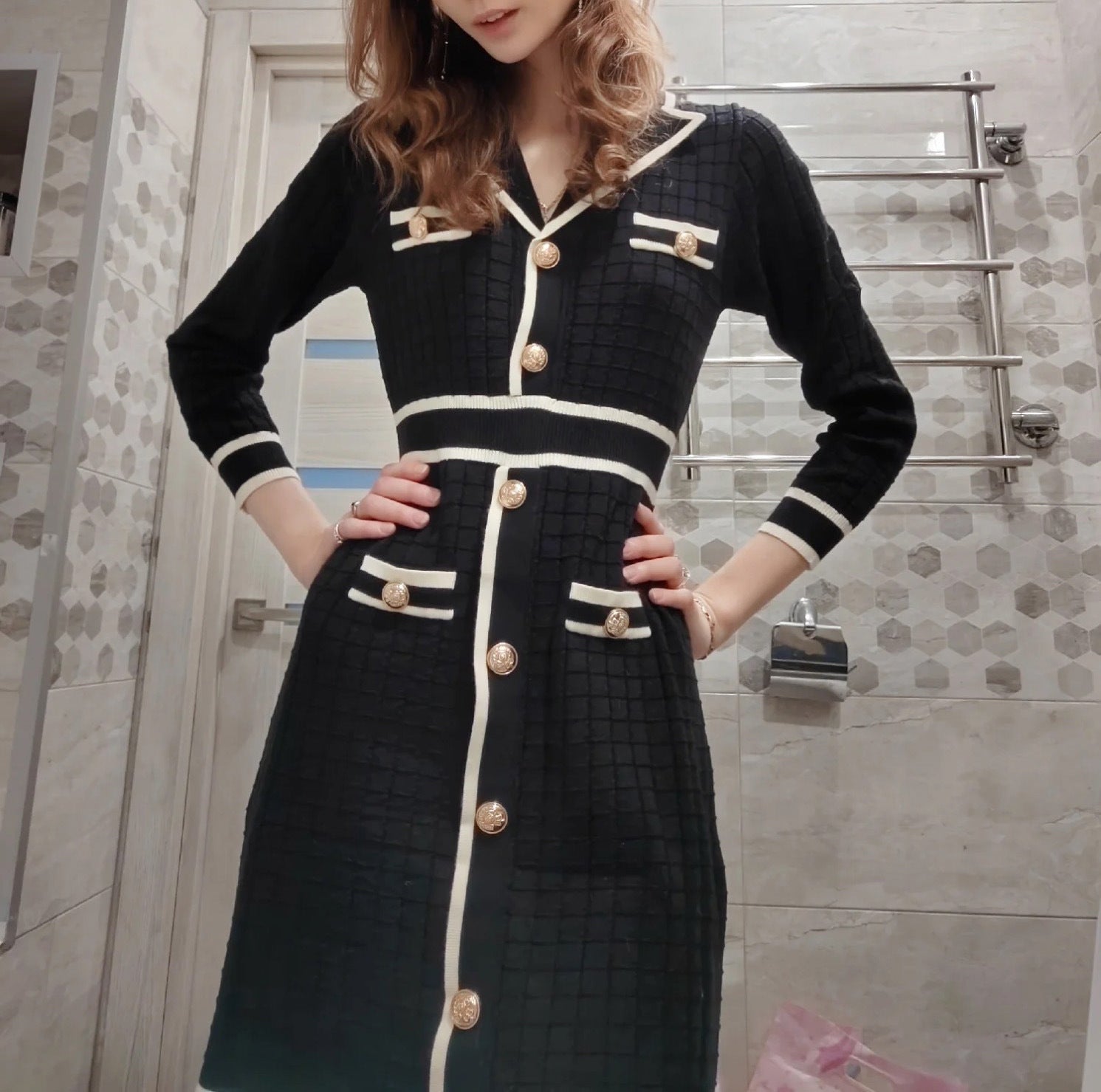 Vestido clásico de punto con cuello y manga larga, botones en contraste de color, corte ajustado y corto para