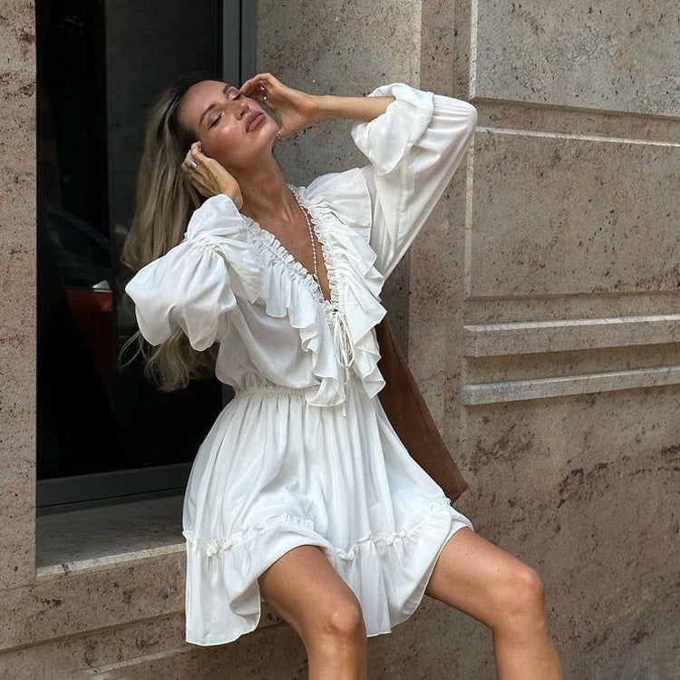 Vestido blanco con volantes, mangas acampanadas, escote en V y diseño plisado
