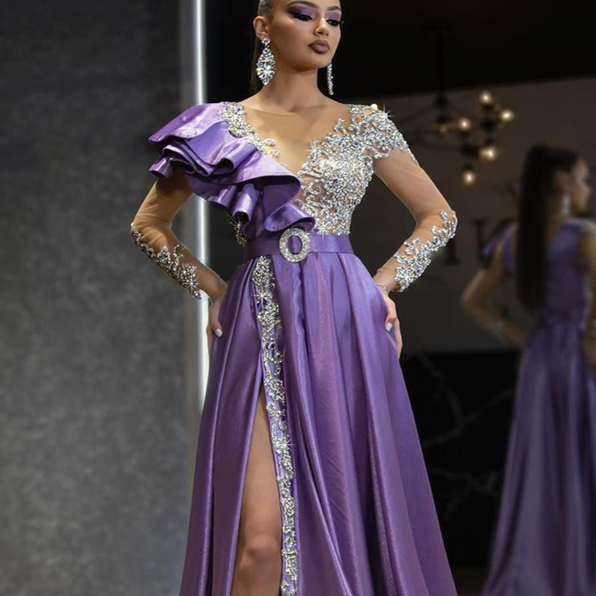 Vestido de noche de satén dorado y morado con apliques