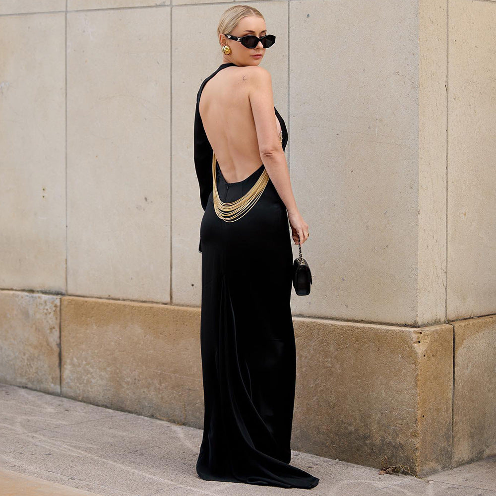 Vestido largo negro con un hombro descubierto y cadena de serpiente