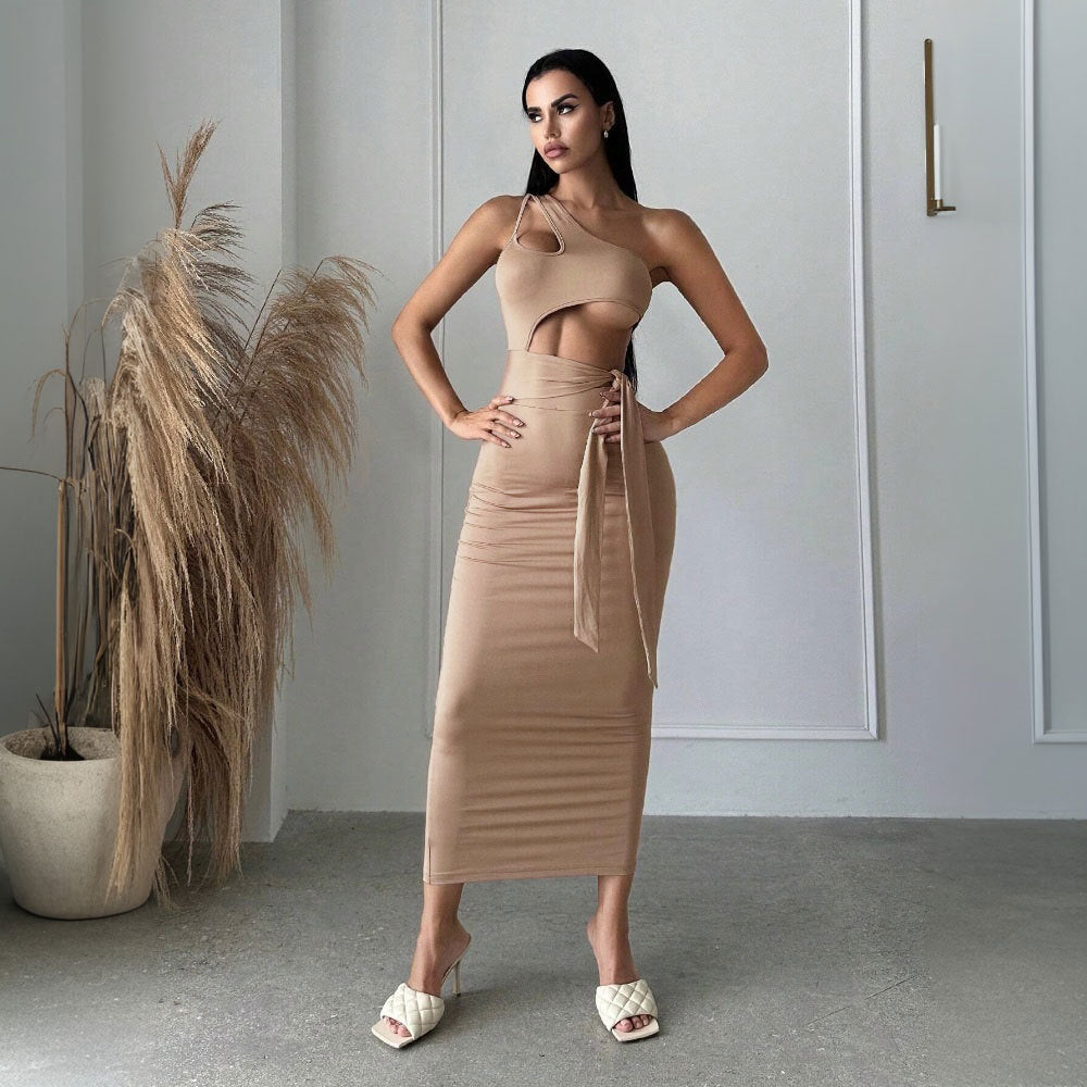Vestido de socialité con cuello diagonal y tirantes finos de cintura alta