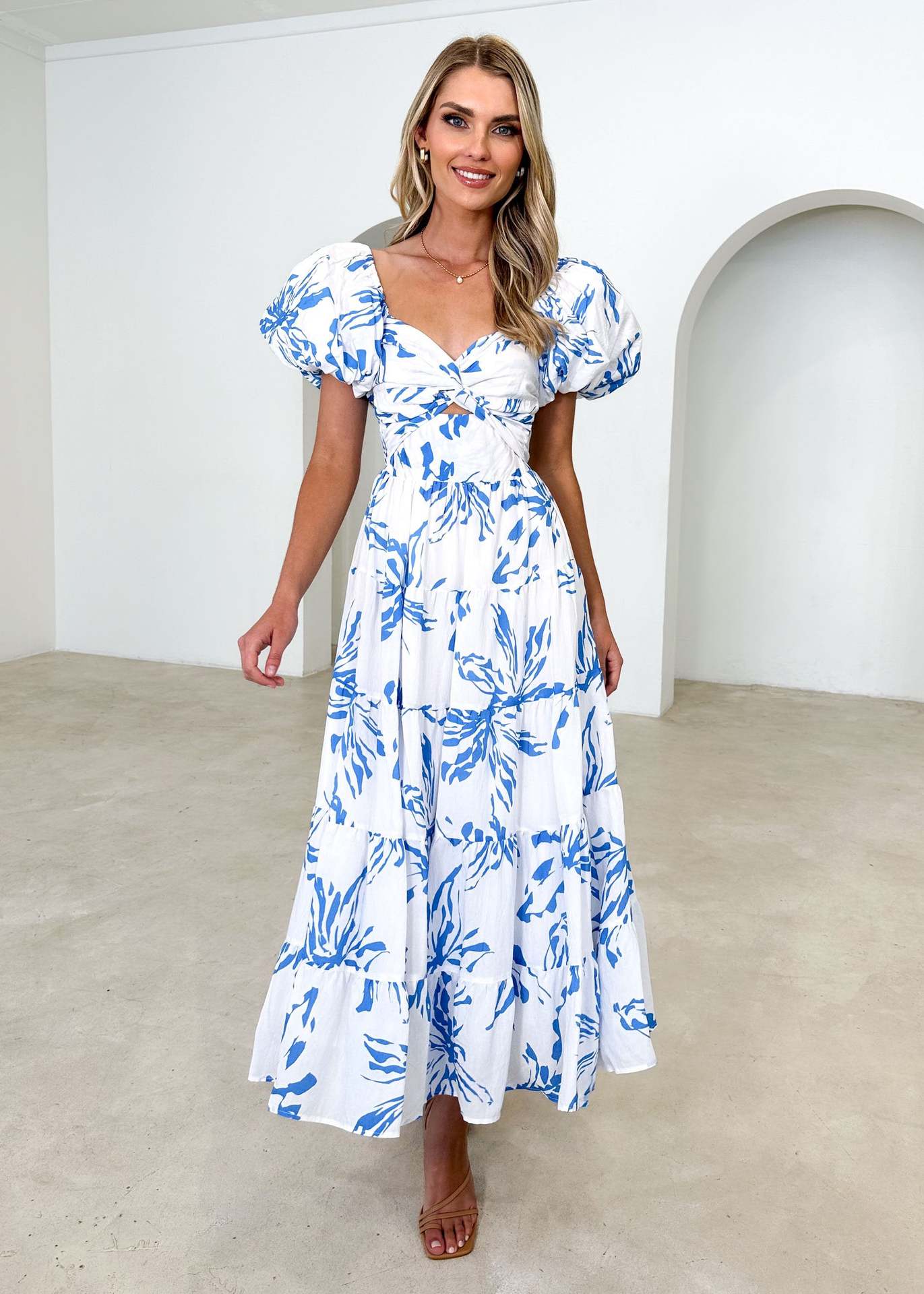 Elegante vestido estampado con escote en V y mangas abullonadas con aberturas