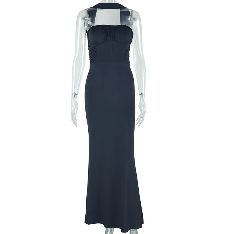 Vestido largo sin mangas con cuello halter y hombros descubiertos de color liso