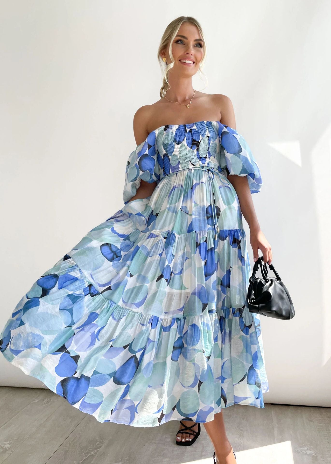 Vestido ajustado de fiesta con espalda descubierta y vuelo amplio, cuello descubierto, estampado de verano