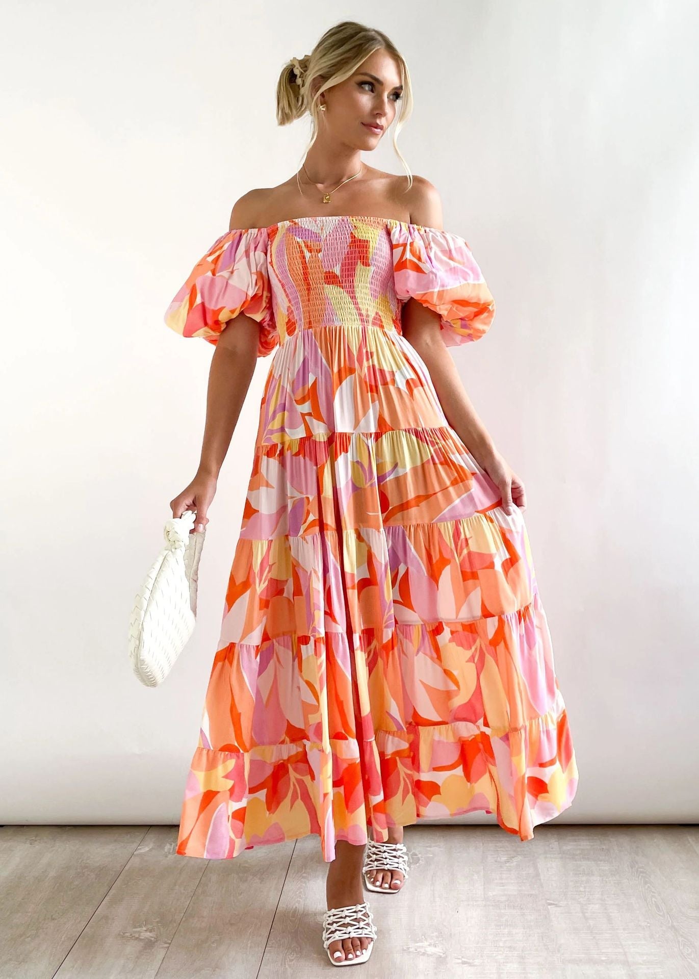 Vestido ajustado de fiesta con espalda descubierta y vuelo amplio, cuello descubierto, estampado de verano