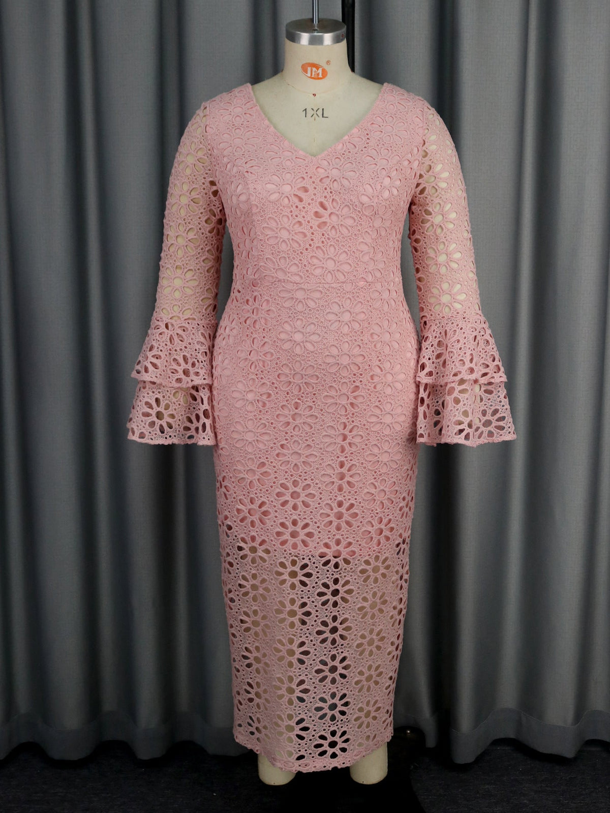 Vestido de encaje con mangas acampanadas para cena