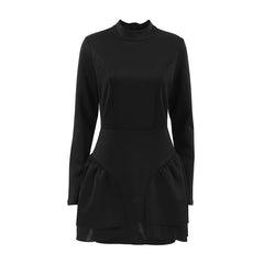 Vestido corto de otoño con cuello alto y volantes