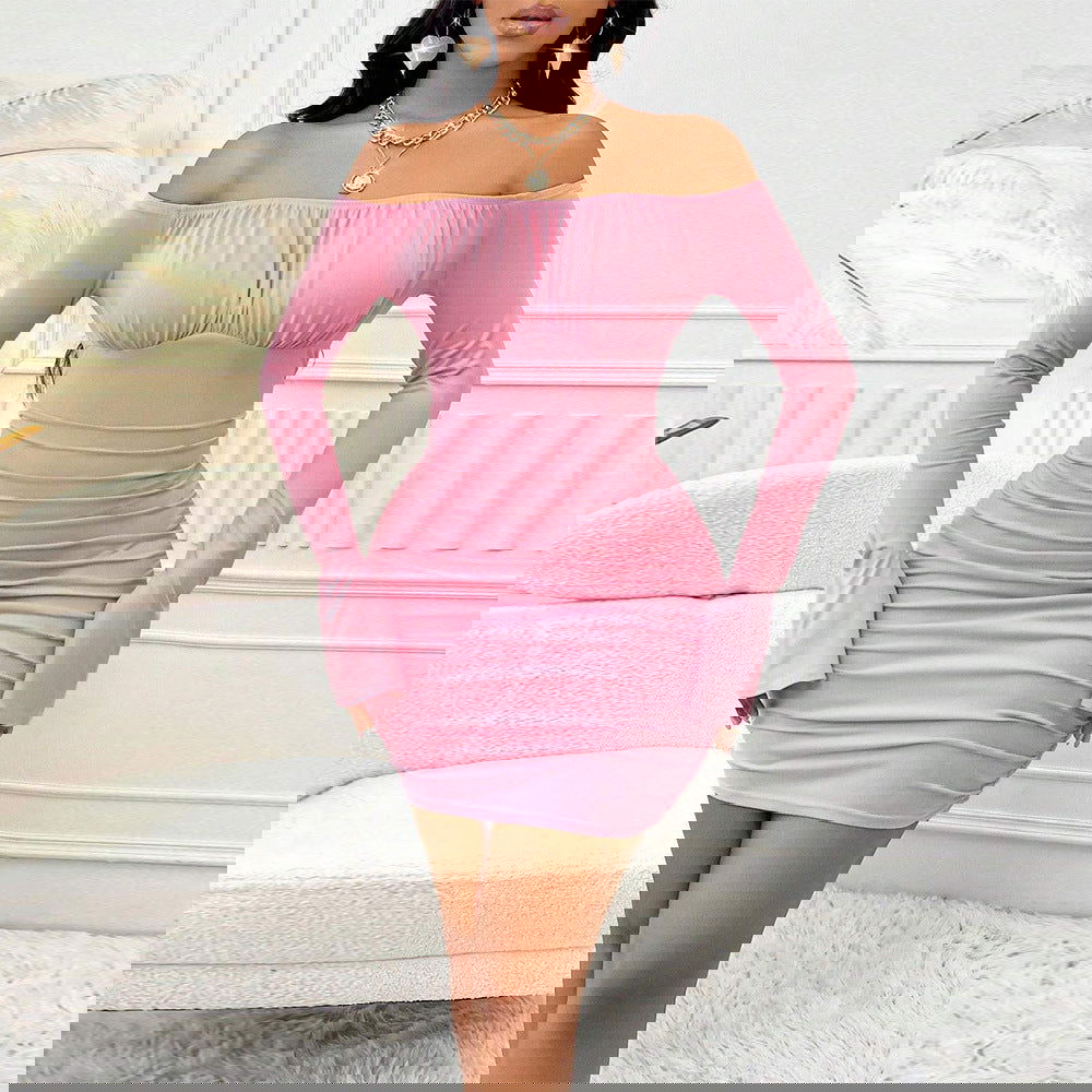 Vestido corto de manga larga con cuello barco y efecto adelgazante en color rosa