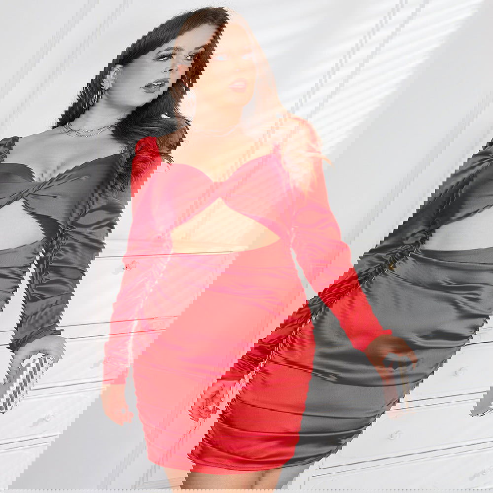 Vestido elegante de talla grande con aberturas, manga larga, plisado y sin espalda