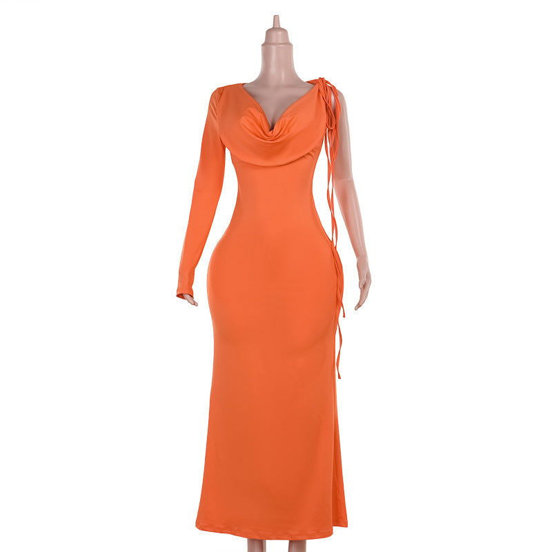 Vestido elegante ajustado a la cadera con cuello halter y manga larga en los hombros