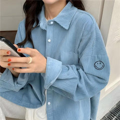 Camisa de pana bordada con cara sonriente