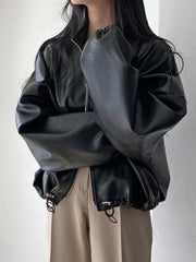 Einfarbige Lederjacke mit großen Taschen und Kordelzug am Kragen