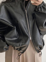 Einfarbige Lederjacke mit großen Taschen und Kordelzug am Kragen
