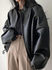 Einfarbige Lederjacke mit großen Taschen und Kordelzug am Kragen