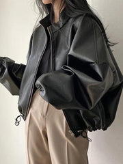 Einfarbige Lederjacke mit großen Taschen und Kordelzug am Kragen