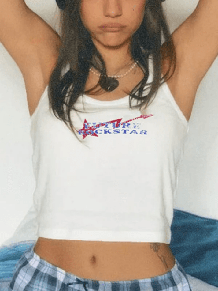 Camiseta sin mangas ajustada con letras y estampado de estrellas