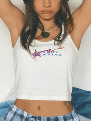 Camiseta sin mangas ajustada con letras y estampado de estrellas