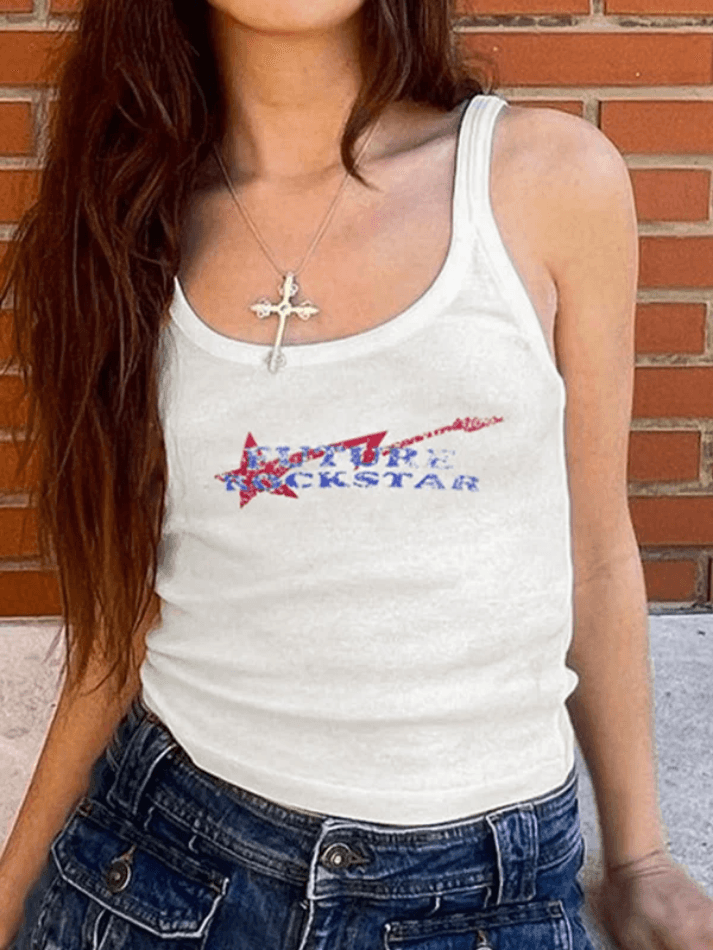 Camiseta sin mangas ajustada con letras y estampado de estrellas