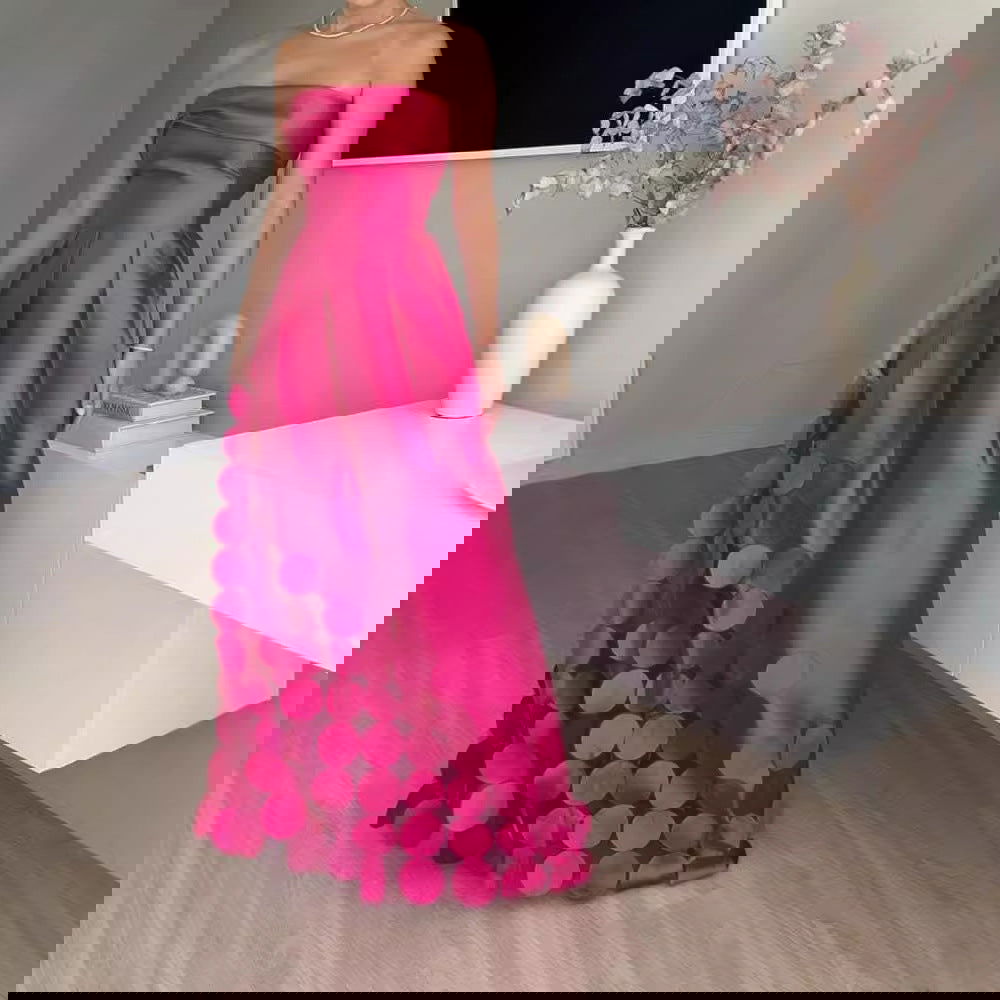 Vestido de noche de satén con escote tubo y cintura alta con costuras redondas
