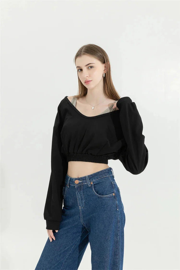 Kurzes Sweatshirt mit weitem Ausschnitt und Riemendetail