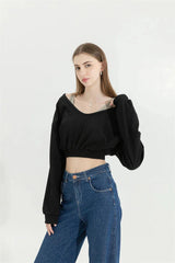 Kurzes Sweatshirt mit weitem Ausschnitt und Riemendetail