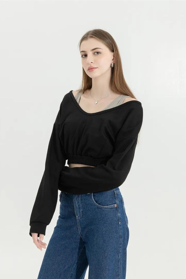 Kurzes Sweatshirt mit weitem Ausschnitt und Riemendetail