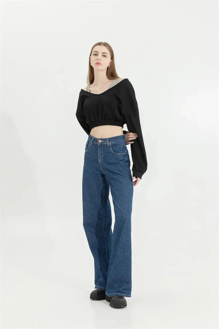 Kurzes Sweatshirt mit weitem Ausschnitt und Riemendetail