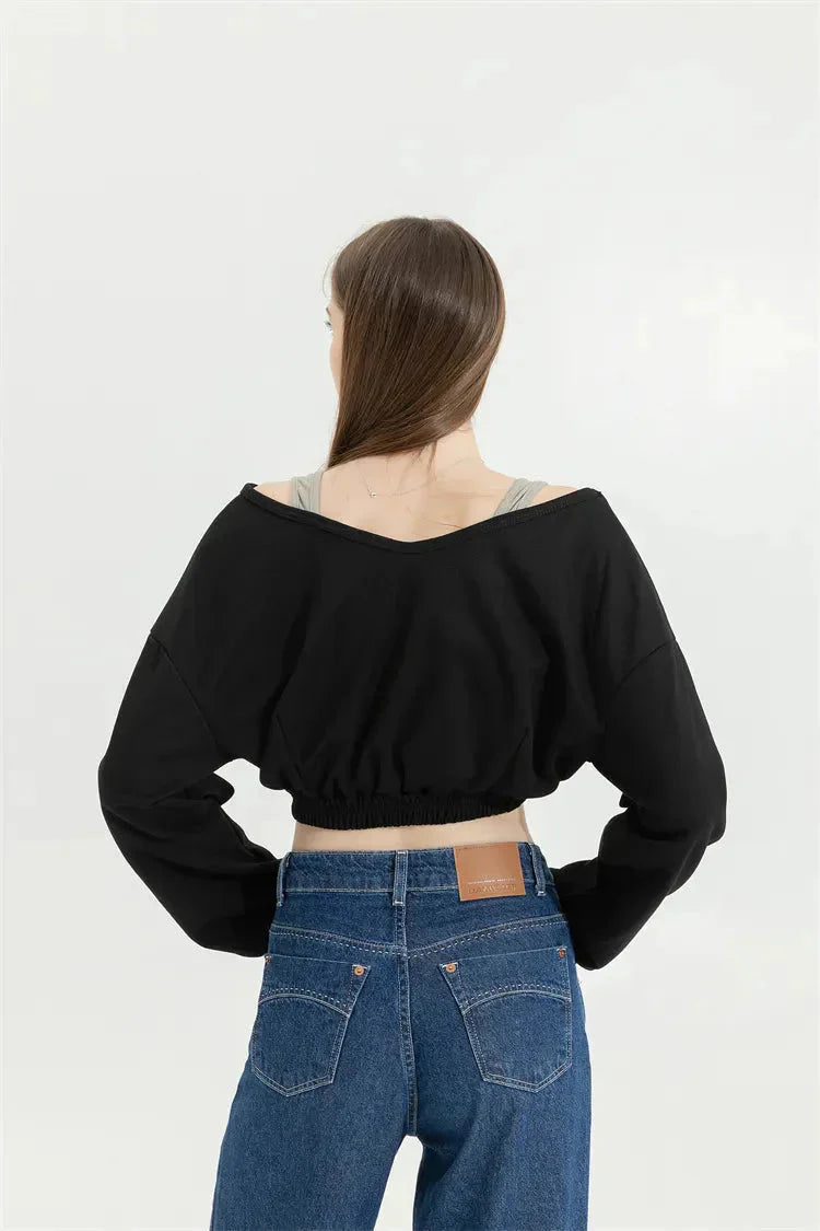 Kurzes Sweatshirt mit weitem Ausschnitt und Riemendetail