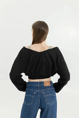 Kurzes Sweatshirt mit weitem Ausschnitt und Riemendetail