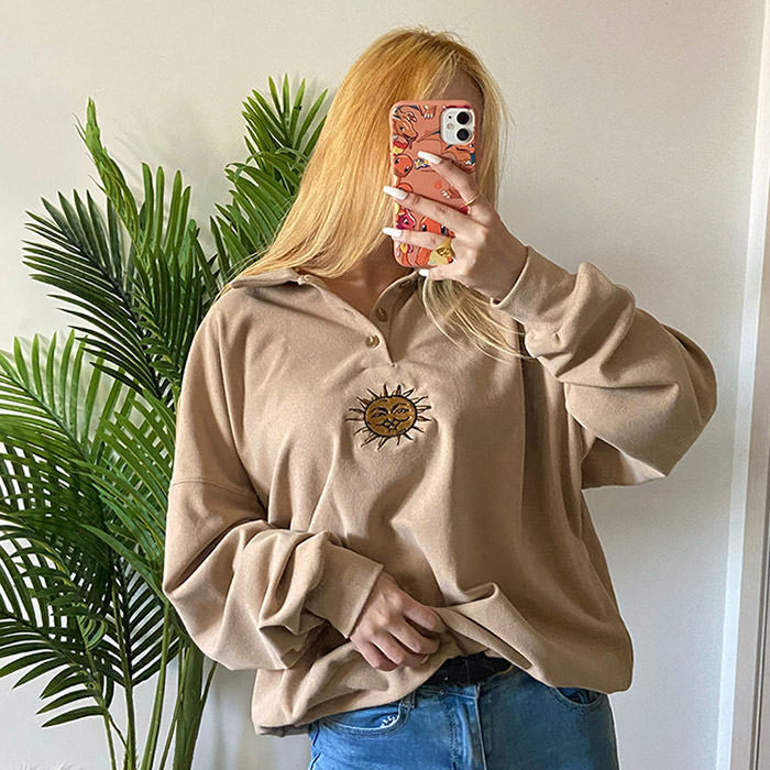 Sweatshirt mit Knopfleiste und Sonnenstickerei