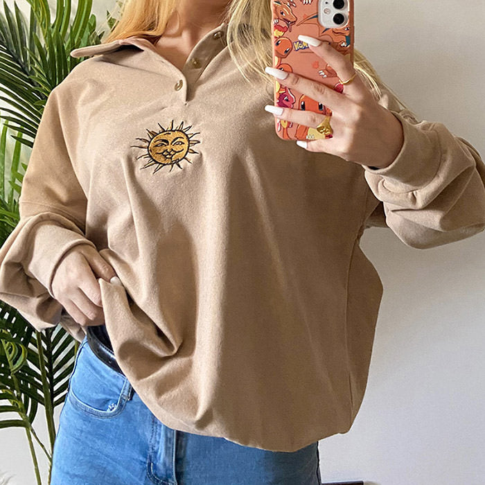 Sweatshirt mit Knopfleiste und Sonnenstickerei