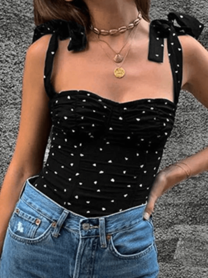 Kurzes Tanktop mit Bindebändern und Herz