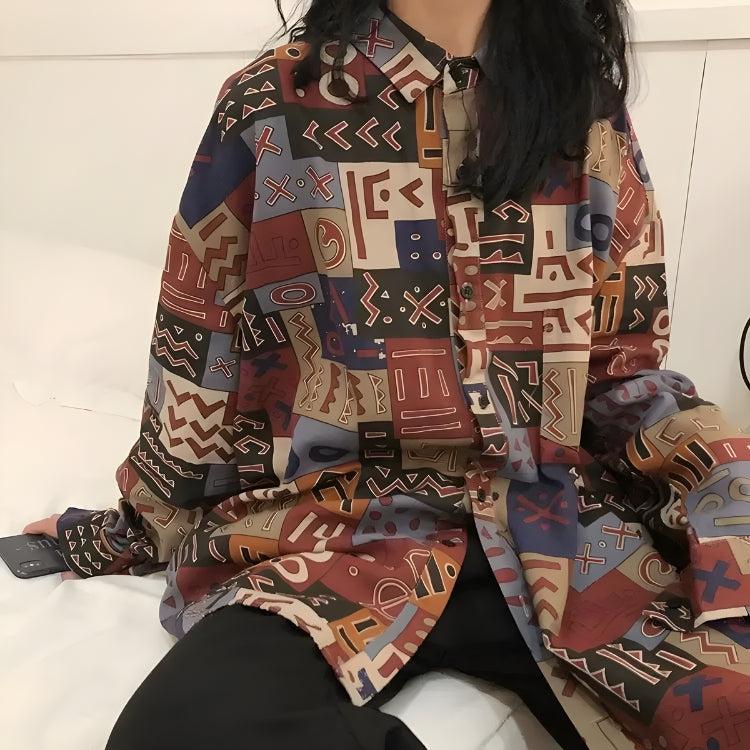 Camisa vintage con diseño abstracto