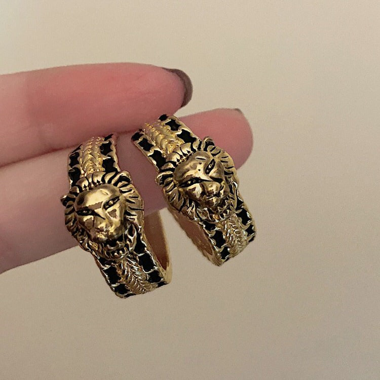 Creolen im Vintage-Stil mit Löwenmotiv