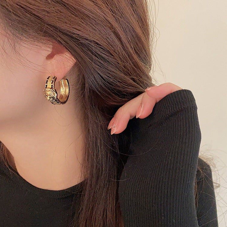 Creolen im Vintage-Stil mit Löwenmotiv