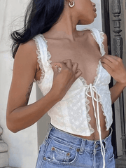 Weißes kurzes Tanktop aus Spitze mit Schnürung vorne