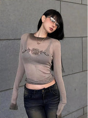 Top transparente con sigilo ciberpunk Y2K